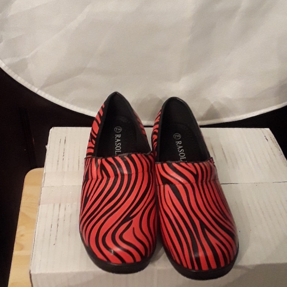 RASOLLI WOMEN'S STRIPED BLACK/RED 7.5 SHOES